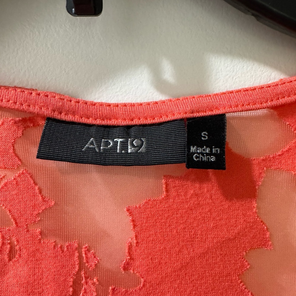 Elegant Coral Floral Women's Top - Picture 2 of 4